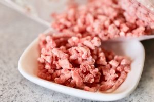 食いつき抜群!愛犬の食欲不振は「馬肉パラパラミンチ」のトッピングで解消!