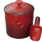 ドッグフードの保管大丈夫?梅雨のこの時期は気にカビ・酸化を防ぐフードストッカーがオススメです!