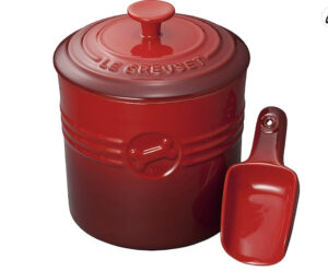 ドッグフードの保管大丈夫？梅雨のこの時期は気にカビ・酸化を防ぐフードストッカーがオススメです！