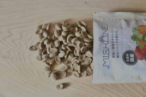 小型犬に特化した国産無添加「ミシュワン小型犬用」は鰹節香る食べやすい楕円形フード