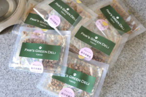 【PAW'S GREEN DELI】栄養も保存性も◎!国産初の総合栄養食フリーズドライドッグフードを詳しくレビュー