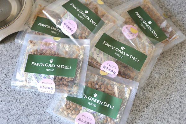 【PAW'S GREEN DELI】栄養も保存性も◎!国産初の総合栄養食フリーズドライドッグフードを詳しくレビュー
